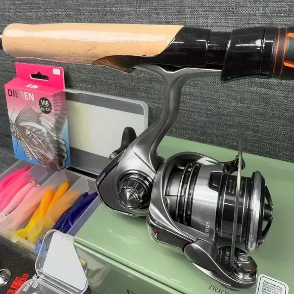 Hình ảnh sản phẩm Combo Chuyên Câu Lure Máy Đứng LK Với Cần Cá Mập, Máy Daiwa Exceler (09 SP)