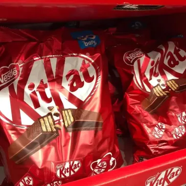 Bánh Phủ SôCôLa NESTLE KITKAT Giảm Giá - Mua 6-24 Thanh Chỉ 60k Thay 75.6k 6 Bánh Phủ SôCôLa NESTLE KITKAT Giảm Giá - Mua 6-24 Thanh Chỉ 60k Thay 75.6k 6