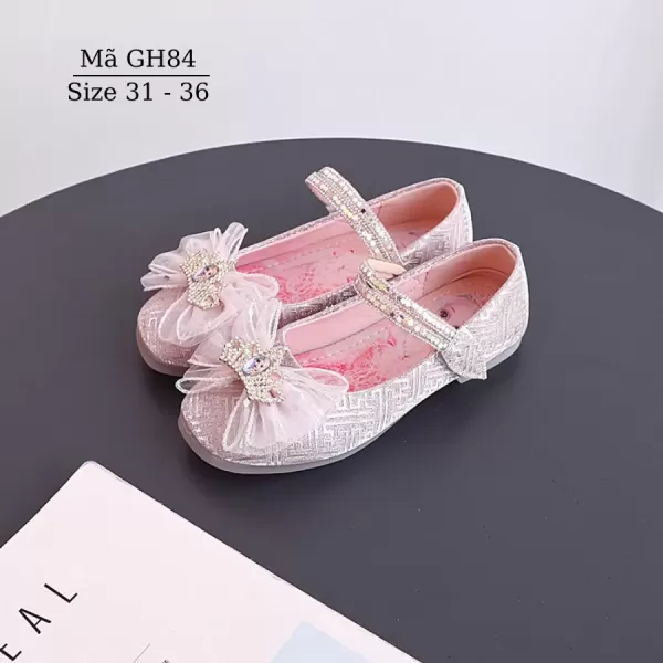Cách kết hợp giày Elsa lấp lánh với trang phục tiệc sinh nhật cho bé gái