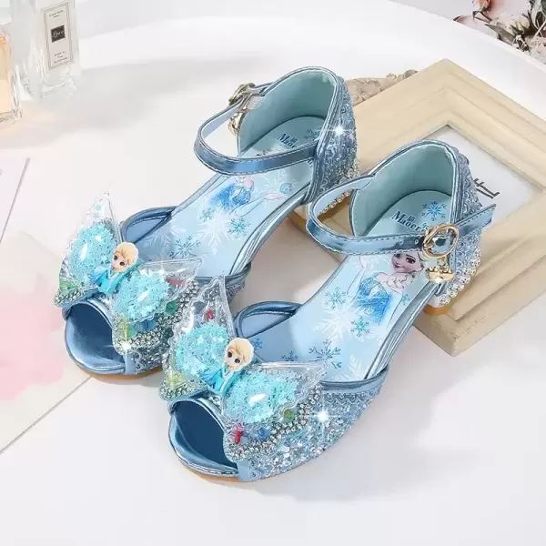Trải nghiệm thực tế: Bé gái mặc giày công chúa Elsa trong buổi tiệc sinh nhật
