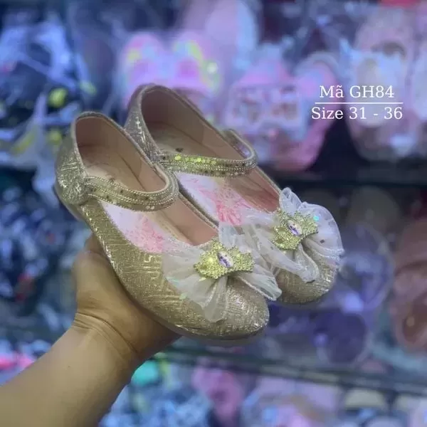 Cách phối đồ cho bé gái với giày công chúa Elsa lấp lánh: Gợi ý trang phục cho các dịp đặc biệt