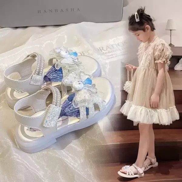 Hướng dẫn chọn kích cỡ và chất liệu phù hợp cho giày Elsa lấp lánh của bé gái