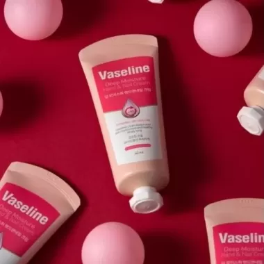 Kem Dưỡng Ẩm VASELINE Tẩy Tế Bào Chết Chống Khô Da Tay / Chân Y0T3