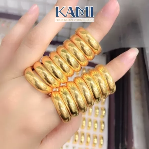 Trải nghiệm phong cách sang trọng với nhẫn KAMI mạ vàng 24k: cách phối đồ cho ngày thường và tiệc