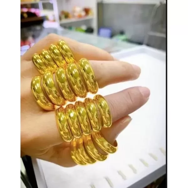 Cách phối Nhẫn trơn KAMI 5 chỉ khắc mộc cho trang phục công sở và dạ tiệc