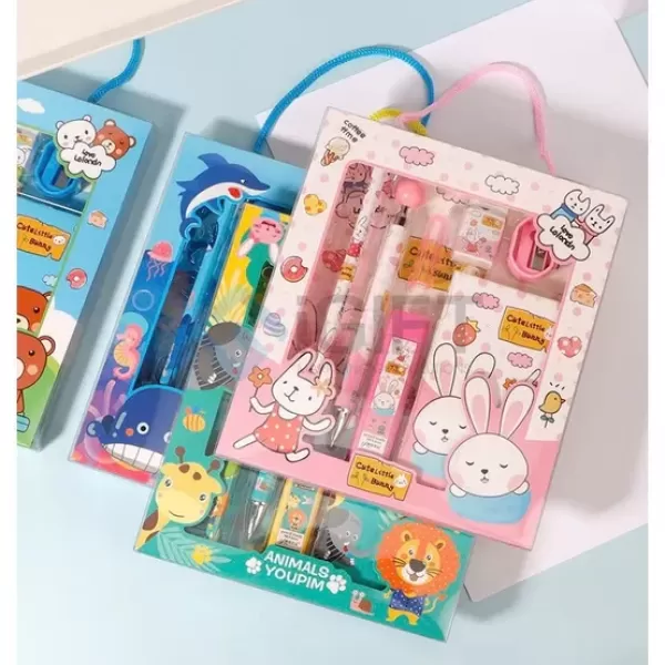 Bộ quà tặng đồ dùng học tập cute: Những yếu tố thiết kế khiến bé thích viết và vẽ hơn