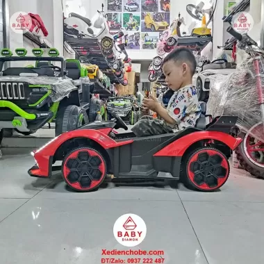 Xe ô tô điện trẻ em, Xe đua Lamborghini cho bé 9588 có nhạc đèn với 2 chế độ tự lái và điều khiển từ xa 8