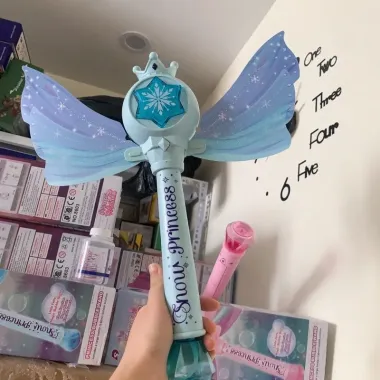 Đồ Chơi Gậy Phép Thuật Thổi Bong Bóng Phát Nhạc Đèn LED Cầm Tay Công Chúa Giá Rẻ 4 Đồ Chơi Gậy Phép Thuật Thổi Bong Bóng Phát Nhạc Đèn LED Cầm Tay Công Chúa Giá Rẻ 4
