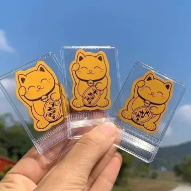 Miếng Dán Mèo Thần Tài Mạ Vàng 24K - Sỉ 100c - Dán Điện Thoại, Ví, Ưu Đãi 95.000Đ 8 Miếng Dán Mèo Thần Tài Mạ Vàng 24K - Sỉ 100c - Dán Điện Thoại, Ví, Ưu Đãi 95.000Đ 8