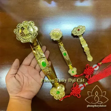 Quạt Ông Địa Gậy Thần Tài Mạ Vàng Cao Cấp Khắc Đều 2 Mặt - Size Đủ Lựa Chọn