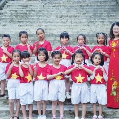 Áo Cờ Đỏ Sao Vàng Cho Bé Múa Giá Cực Sỉ 35K Bộ Quần Váy Đầy Đủ Size Chất Đẹp 2 Áo Cờ Đỏ Sao Vàng Cho Bé Múa Giá Cực Sỉ 35K Bộ Quần Váy Đầy Đủ Size Chất Đẹp 2