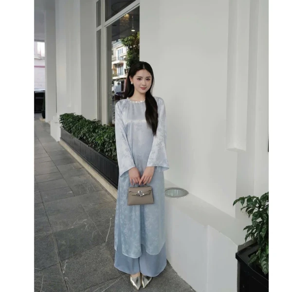 Cách bảo quản và giặt áo dài gấm dáng xuông tay loe cổ đính kết thủ công để duy trì độ sang trọng