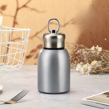 Bình Cà Phê Giữ Nhiệt Mini 300ml Lõi Inox – Nhỏ Gọn, Quai Xách Siêu Dễ Mang
