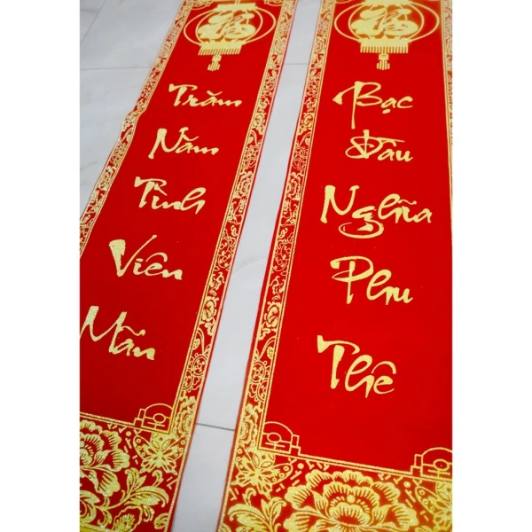 Cách trang trí bàn tiệc cưới với cặp liễn nhung câu đối đỏ 30x106cm