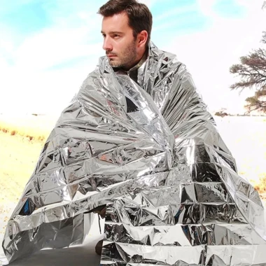 Chăn giữ nhiệt Mylar gấp gọn tiện lợi cho outdoor giá 29920đ - Chăn giữ ấm ngoài trời 2