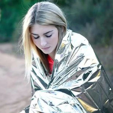 Chăn giữ nhiệt Mylar gấp gọn tiện lợi cho outdoor giá 29920đ - Chăn giữ ấm ngoài trời 5