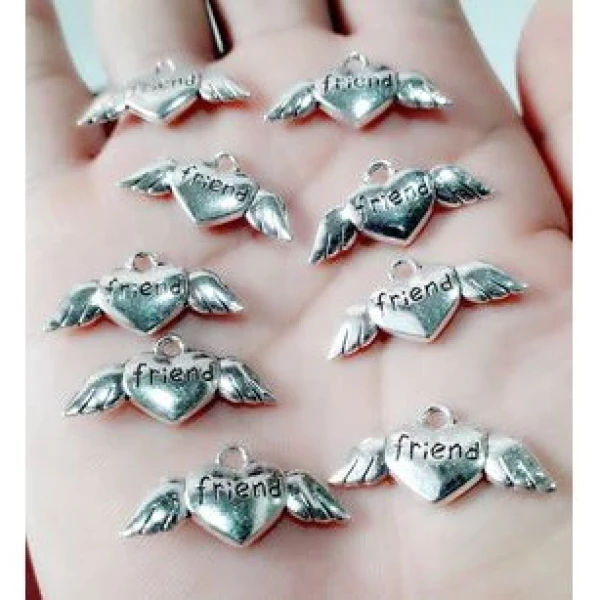 Trải nghiệm mua Charm sỉ giá rẻ tại TP.HCM: Ưu nhược điểm thực tế
