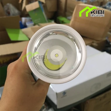 Đèn pin cầm tay sạc điện KM 8.918 giảm giá 57.000 VND siêu bền cổng sạc tiện lợi