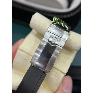 Đồng hồ nam Rolexs mặt đen vỏ đá 6kim 40mm Automatic, dây cao su - Giảm đến 2.415.000₫ 5 Đồng hồ nam Rolexs mặt đen vỏ đá 6kim 40mm Automatic, dây cao su - Giảm đến 2.415.000₫ 5