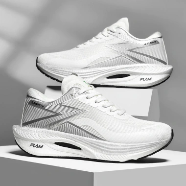 Flam 3 - Giày chạy bộ với bảng carbon phủ đầy lòng bàn chân, phù hợp cho marathon và chạy bộ hằng ngày, nam nữ đều dùng được.