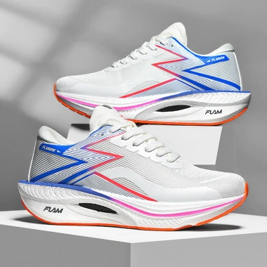 Flam 3 - Giày chạy bộ với bảng carbon phủ đầy lòng bàn chân, phù hợp cho marathon và chạy bộ hằng ngày, nam nữ đều dùng được.