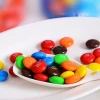 Hộp 24 gói Socola M&M Mỹ nhân đậu phộng sữa – Vị ngọt béo, giá chỉ 299.000 2