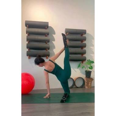 Kệ gỗ treo thảm yoga, giá để thảm tập yoga chất liệu gỗ tự nhiên dày dặn chắc chắn 4
