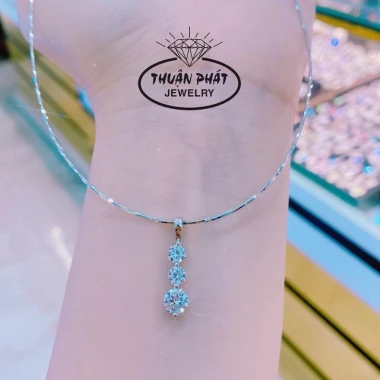 Phụ Kiện Kiềng Cổ K07M036 Dẻo 1li Mặt Trụ 3 Hột CZ Bạc Ý Sang Trọng Giá 650k 5 Phụ Kiện Kiềng Cổ K07M036 Dẻo 1li Mặt Trụ 3 Hột CZ Bạc Ý Sang Trọng Giá 650k 5