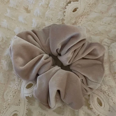 Scrunchies Nhung Hàn Quốc Chun Tóc Tiểu Thư Giá Rẻ Chỉ 37050đ - Chun Buộc Tóc Cao Cấp 6 Scrunchies Nhung Hàn Quốc Chun Tóc Tiểu Thư Giá Rẻ Chỉ 37050đ - Chun Buộc Tóc Cao Cấp 6