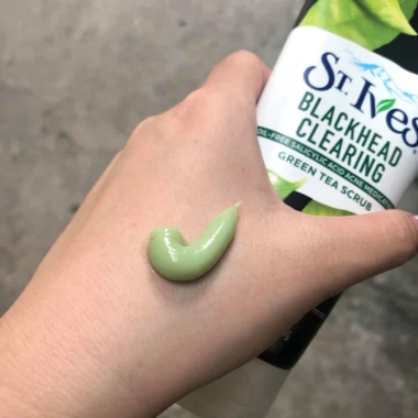 Sữa Rửa Mặt St.ives Tẩy Tế Bào Chết Trà Xanh 170g - giúp làm sạch dầu thừa, giảm mụn đầu đen