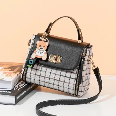 Túi da nữ du lịch cute giá rẻ - Túi đeo sticker gấu chỉ 56000đ giảm từ 71680đ 2