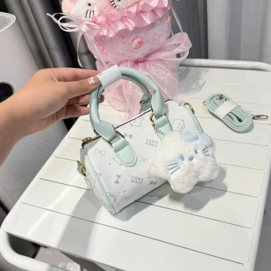 Túi xách HelloKitty size 20 giảm 50% - Cầm tay Someris tặng charm xinh, giá chỉ 83788đ 7