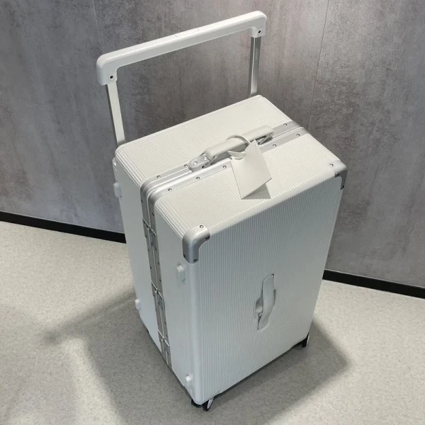 Trải nghiệm thực tế: Đánh giá độ bền và tiện ích của vali AIRWAY khung nhôm