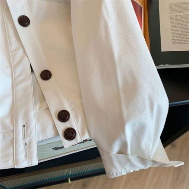Áo khoác da trắng retro thu đông, cổ đứng, thiết kế công nghiệp nặng với màu sắc tương phản, hợp mốt