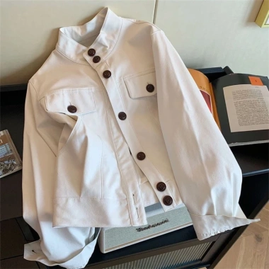 Áo khoác da trắng retro thu đông, cổ đứng, thiết kế công nghiệp nặng với màu sắc tương phản, hợp mốt