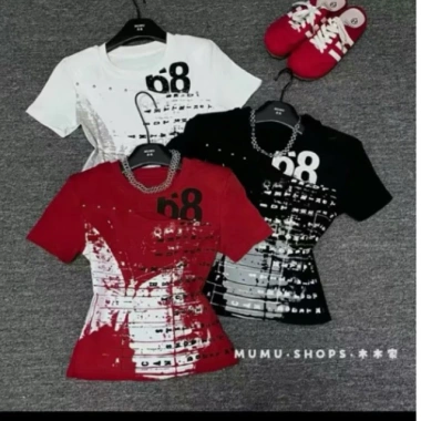 Áo thun croptop nữ COCAHOUSE in 68 loang không bong, nút kim loại khoét - Cá tính 99.999₫