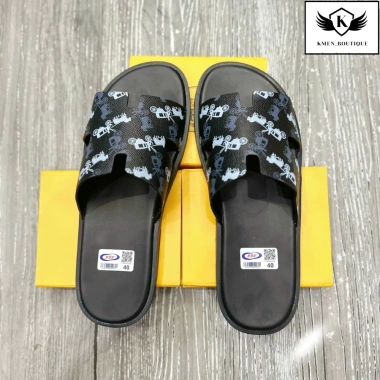 Dép HM chữ H hoạ tiết ngựa kéo xe - Bản mới, Quai Ngang, Đế cao DA, chỉ 189.000₫