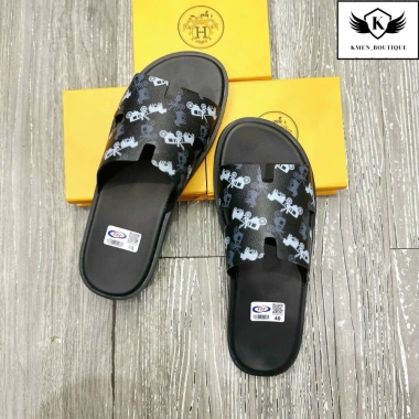 Dép HM chữ H hoạ tiết ngựa kéo xe - Bản mới, Quai Ngang, Đế cao DA, chỉ 189.000₫