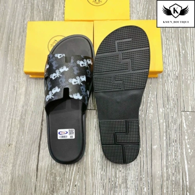 Dép HM chữ H hoạ tiết ngựa kéo xe - Bản mới, Quai Ngang, Đế cao DA, chỉ 189.000₫