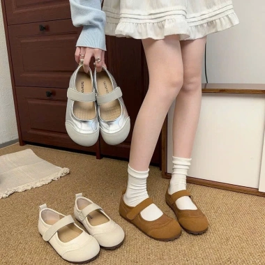 Giày Sandal Nữ Đế Bằng Chống Trơn Thiết Kế Basic Quai Dán Tiện Lợi Giá Rẻ Chỉ 299k