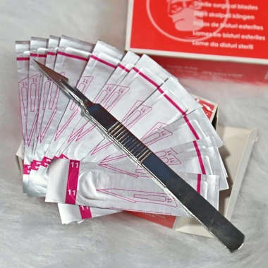 Hộp 100 dao số 11 đa năng: dao mổ tiểu phẫu, cắt mụn - giảm giá 45.000 VND