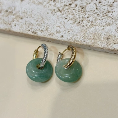 Khuyên tai đá thạch anh tự nhiên Maya Vu - thiết kế tinh tế, giá ưu đãi 290k