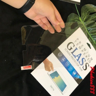 Miếng dán cường lực cho Samsung Galaxy Tab S2 8.0 (SM T710/T711/T715) – CL319 Tháo lớp bảo vệ cẩn thận, đặt miếng dán úp lên màn hình và căn chỉnh chính xác.