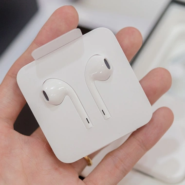 Tai nghe Apple EarPods Lightning – Âm thanh chất lượng, thiết kế tiện lợi cho iPhone Thiết kế Lightning phù hợp mọi iPhone mới, dây dài chắc chắn, di chuyển tự do.