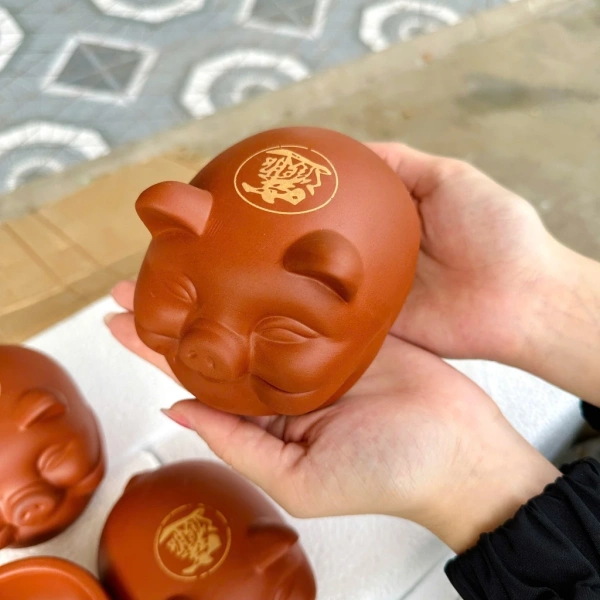 Hình ảnh sản phẩm Thố heo đất nướng hàu độc đáo – Chỉ 150.000₫, hương thơm ngon, an toàn