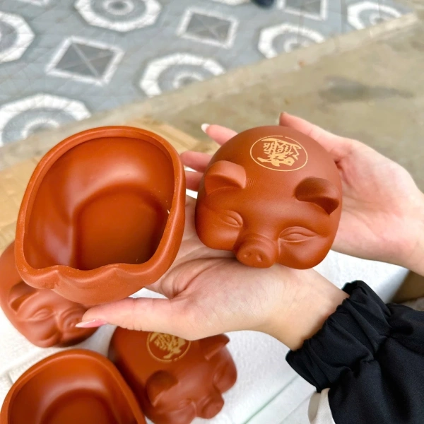 Hình ảnh sản phẩm Thố heo đất nướng hàu độc đáo – Chỉ 150.000₫, hương thơm ngon, an toàn