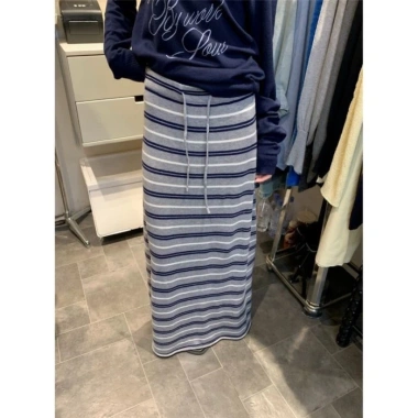 Váy nữ thu đông phong cách Hàn Quốc màu nâu sọc slim-fit - Giá chỉ 129.730đ Váy nữ thu đông phong cách Hàn Quốc màu nâu sọc slim-fit - Giá chỉ 129.730đ