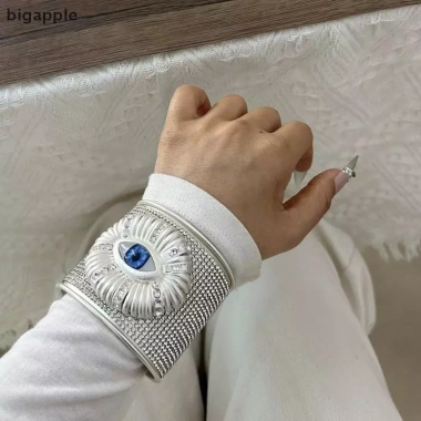 Vòng tay kim loại BigApple Blue Eyes - Cá tính, thời trang nữ, chỉ 285.890₫ Vòng tay kim loại BigApple Blue Eyes - Cá tính, thời trang nữ, chỉ 285.890₫