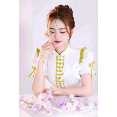 Áo cóm cổ đứng lụa hàn trắng nẹp xanh, riềm tay cộc, dây nơ - Giá chỉ 250.000đ 2