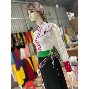 Áo cóm cổ đứng lụa mềm trắng nẹp đỏ, bèo vai, tay tơ dài - Giá 250.000đ giảm từ 315.000đ Áo cóm cổ đứng lụa mềm trắng nẹp đỏ, bèo vai, tay tơ dài - Giá 250.000đ giảm từ 315.000đ